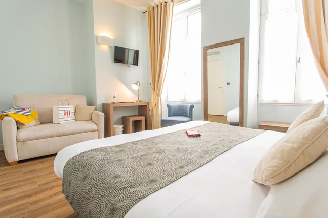 غرفة سوبيريور بسرير كوين بإطلالة على المرفأ، Hotel Du Port 4/7