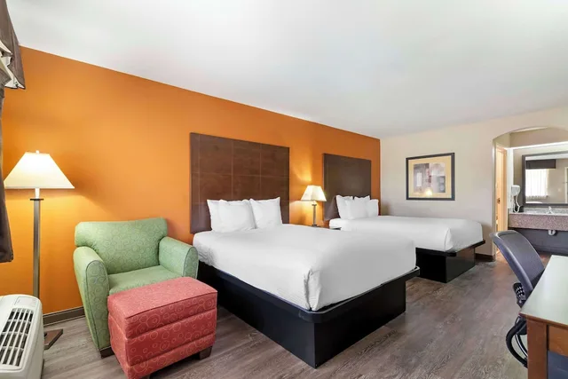 Standard, 2 Queen Beds, Smoking, Best Western Inn & Suites New Braunfels 3/7