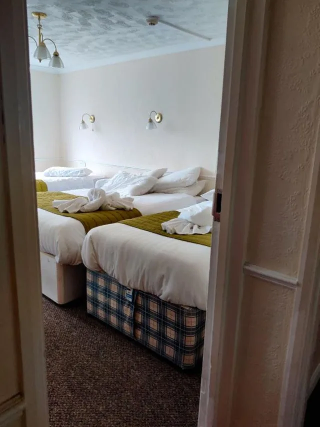 Standard Quad Room، Inglewood Palm Hotel, Abbey Sands Torquay 1/1
