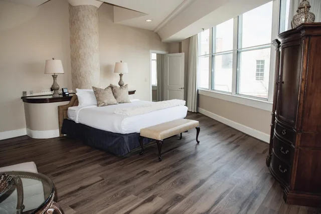 جناح غراند بسرير كينج بإطلالة على المدينة مع أريكة بجاكوزي، Haywood Park Hotel, Ascend Hotel Collection 2/5