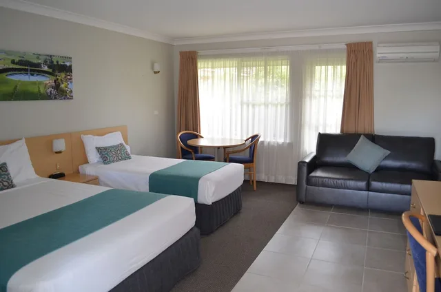 غرفة عائلية بسرير كوين وسريرين منفصلين، BATHURST MOTOR INN 1/5