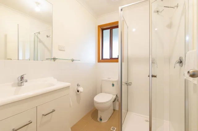 غرفة ديلوكس بسرير كوين وأسرّة بطابقين، Adelaide Caravan Park 3/4