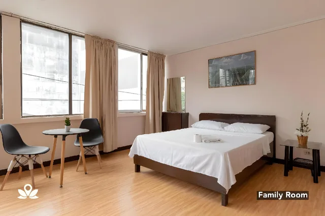 Studio, Queen Bed, Victoria Mansions 1/3