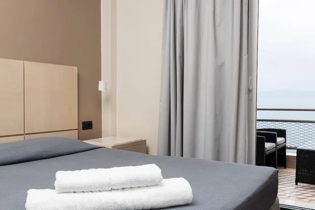 غرفة بسرير مزدوج بإطلالة على البحر، Plaza Hotel 3/7