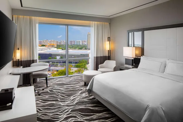 جناح رئاسي بسرير كينج مع أريكة لذوي الإعاقة، Hilton Aventura Miami 1/2