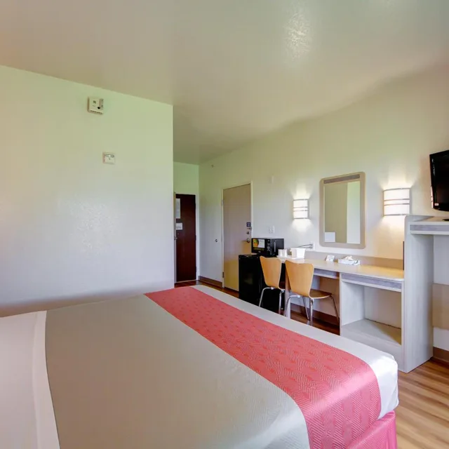 غرفة بسرير كينج للمدخنين، Motel6 El Reno, OK 5/10