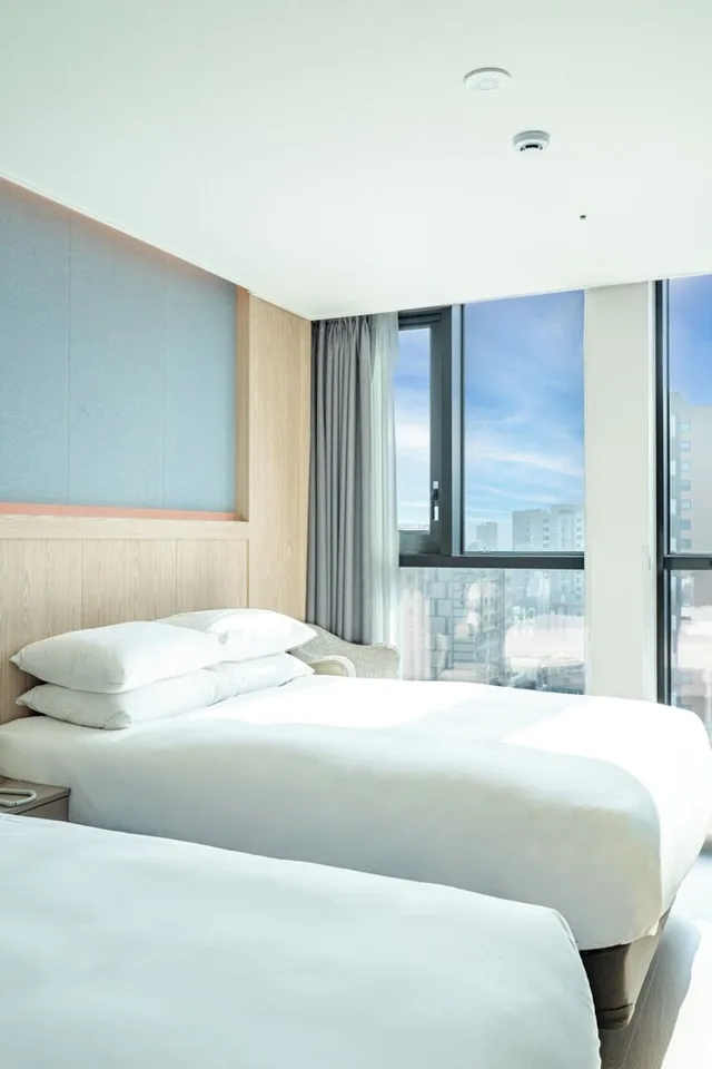 غرفة ديلوكس بسرير كوين وسرير فردي، Jeju Bolton Hotel 2/7