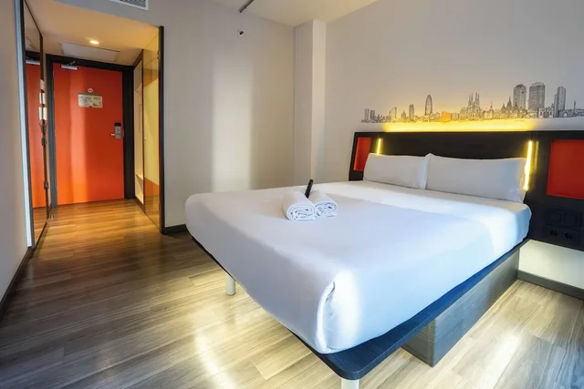 غرفة قياسية بسرير مزدوج، easyHotel Barcelona Fira 4/10