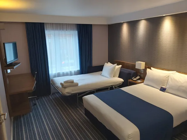 Standard, Double Bed, Sofa, Holiday Inn Express Windsor 3/10