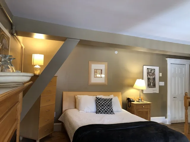 Island, Suite, Queen Bed, Sofa، Leaside Manor By The Leaside Group 1/5