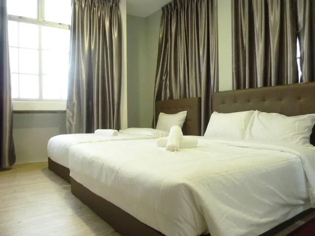 غرفة ديلوكس ثلاثية بسرير كوين وسرير فردي، The B'hotel Kajang 2/5