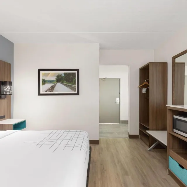 غرفة بسرير كينج بحوض استحمام لذوي الإعاقة، La Quinta Inn & Suites by Wyndham Atlanta Roswell 1/9