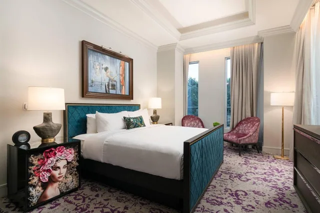 جناح رئاسي بسرير كينج وسريرين كينج بإطلالة على المدينة بغرفتي نوم مع أريكة، Grand Bohemian Hotel Charlotte Autograph Collection 1/9