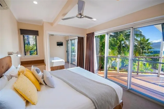 شقة سوبيريور بسرير كينج وسريرين منفصلين بإطلالة على المرسى بغرفتي نوم، Airlie Apartments 1/6