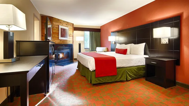 غرفة قياسية بسرير كينج بحوض جاكوزي، Best Western Plus Poconos Hotel 2/6