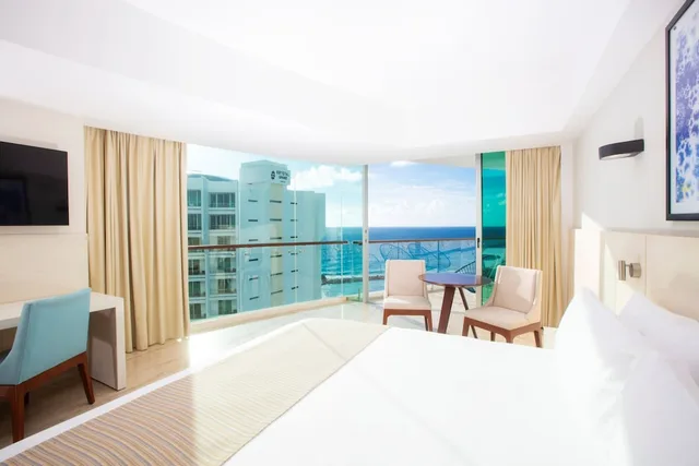 Altitude, Suite, King Bed, Partial View, Corner، Altitude By Krystal Grand Punta Cancun All Inclusive 8/10