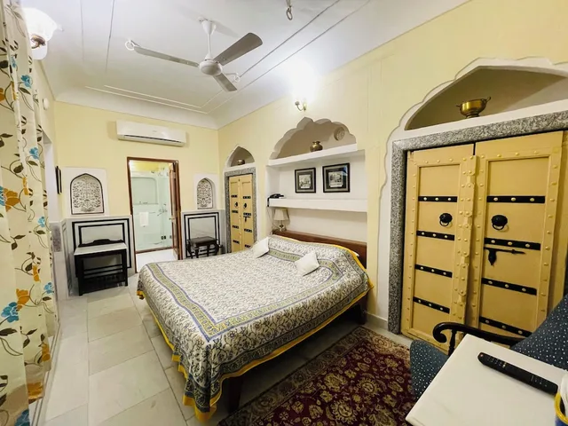 Courtyard, Queen Bed, Khatu Haveli 4/10