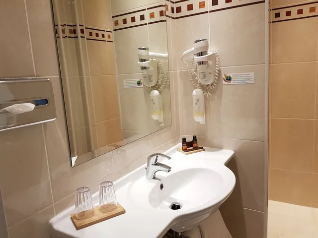 غرفة قياسية بسرير كوين، Hotel Champerret Elysees 7/8