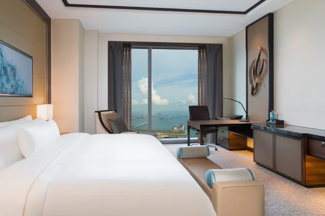 غرفة بسرير كينج مع دخول صالة النادي في طابق مرتفع، The Westin Singapore 3/7
