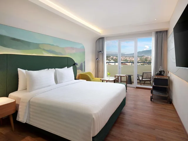 غرفة بريفيليج بسريرين منفصلين بشرفة، Mercure Garut City Center 2/4
