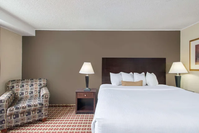 غرفة بسرير كينج لذوي الإعاقة، Ramada by Wyndham Allentown/Bethlehem 4/4