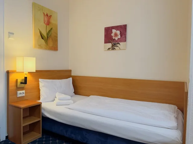 غرفة قياسية رباعية بسرير مزدوج وسريرين منفصلين، Elbbrucken Hotel 1/9