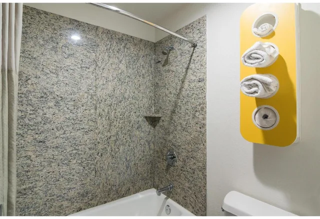 1 King Bed - Non-Smoking, Micfridge، Motel6 South El Monte, CA - Los Angeles 10/10