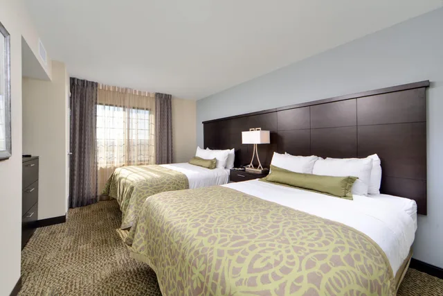 جناح بغرفتي نوم بمطبخ، STAYBRIDGE SUITES ROCHESTER COMMERCE DR NW 1/5