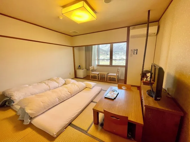 غرفة يابانية بفرشتي فوتون بحمام مشترك في المبنى الرئيسي، Ryokan Yamanami 4/4