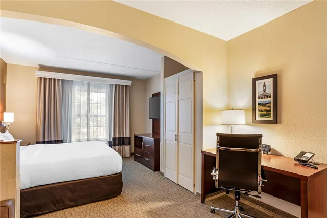 غرفة بسرير كينج لذوي الإعاقة، Comfort Suites State College near Penn State 6/7