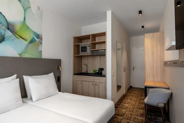 غرفة قياسية بسريرين منفصلين بمطبخ صغير، Wyndham Garden Munich Messe 2/7