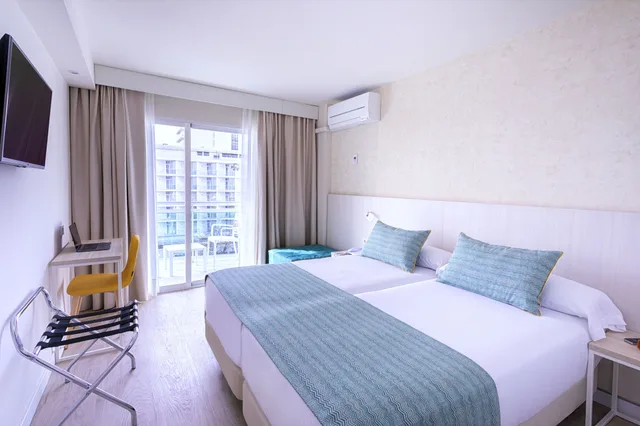 غرفة بسريرين مزدوجين بشرفة، Palmasol Hotel 2/4