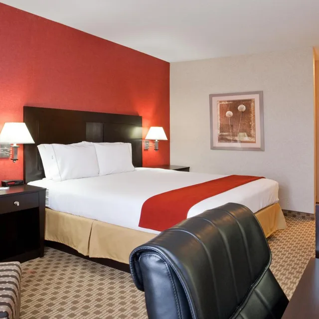 غرفة بسرير كينج للمدخنين، Quality Inn & Suites Oakwood Village - Cleveland South 2/7