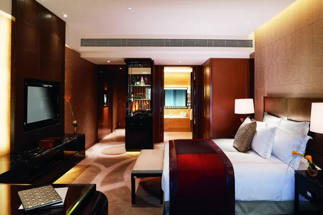 غرفة ديلوكس بسرير كينج بإطلالة على المدينة، The Ritz Carlton Hong Kong 2/6