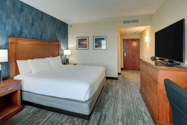 غرفة بسرير كينج لذوي الإعاقة، Drury Inn Suites Mt Vernon 1/6