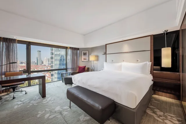 غرفة كلاسيكية بسرير كينج بإطلالة على المدينة في طابق مرتفع، Intercontinental Shanghai Pudong 3/6