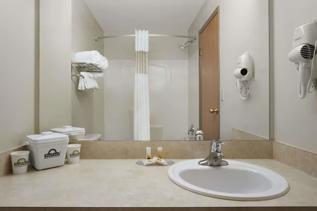 غرفة بسرير كوين مع أريكة لذوي الإعاقة، Days Inn Red Deer 4/5