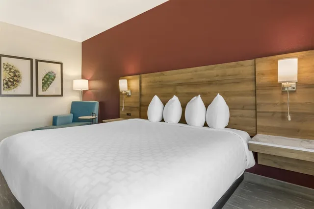 Suite, 1 King and 2 Queen Beds, Best Western Plus Casa Grande Inn & Suites 5/9