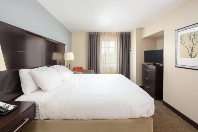 غرفة بسرير كينج لذوي الإعاقة، Staybridge Suites Phoenix - Chandler 1/4
