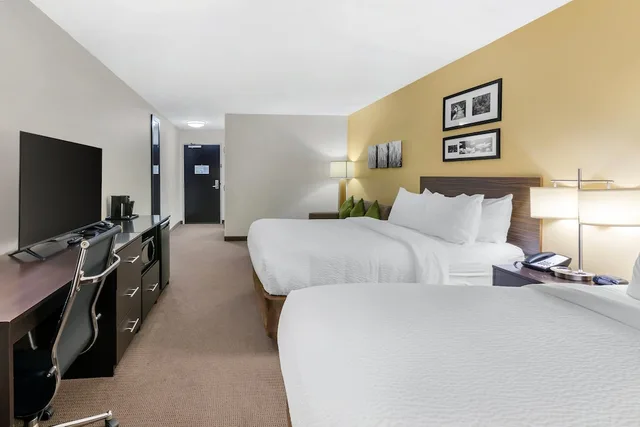 جناح بسريرين كوين مع أريكة لذوي الإعاقة، Sleep Inn & Suites Devils Lake, ND 3/8