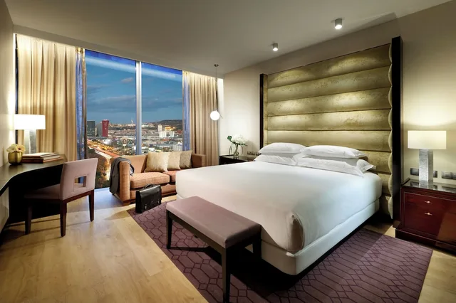 غرفة ديلوكس بسرير كينج بإطلالة على المدينة، Hyatt Regency Barcelona Tower 2/7