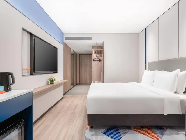 Room, King Bed, Holiday Inn Express Guangzhou Panyu Dashi 3/9