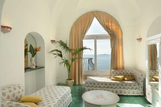 جناح بشرفة، Villa Rosa 2/2