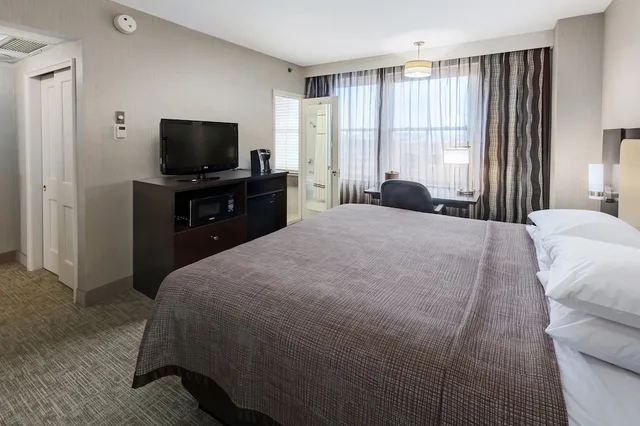 غرفة قياسية بسرير كينج بإطلالة على المدينة، Park Place Hotel 1/10