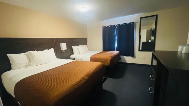 غرفة بسرير كوين، The Universal Inn And Suites 1/9
