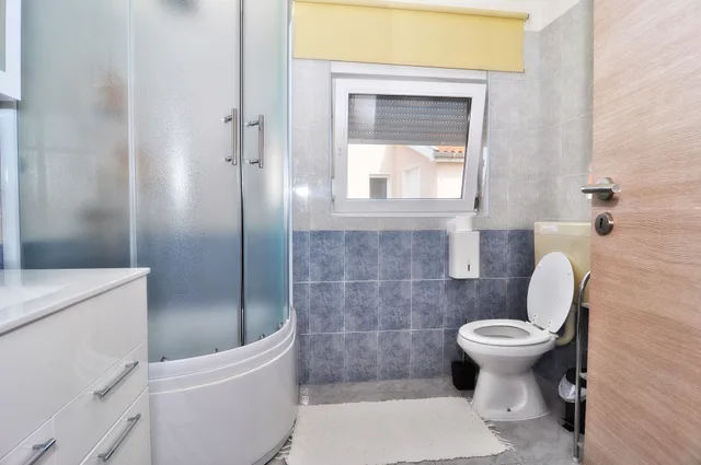 شقة بسرير كينج وسريرين فرديين بشرفة بـ3 غرف نوم بإطلالة جزئية على البحر، Villa Vanilla 7/7