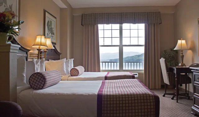 غرفة غراند بسريرين مزدوجين بإطلالة على البحيرة، Fort William Henry Hotel and Conference Center 1/8