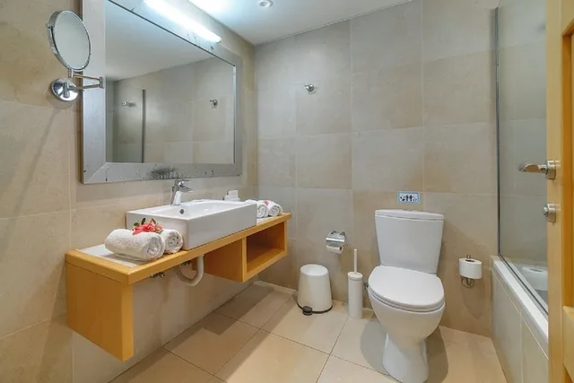 جناح بسريرين منفصلين بإطلالة على البحر مع أريكة بمسبح خاص، Miramare Resort & Spa 5/6