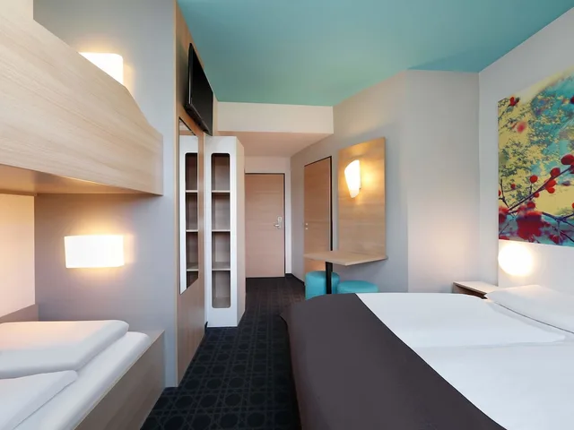 غرفة رباعية بسرير كوين وسرير بطابقين، B&B HOTEL Potsdam 4/7