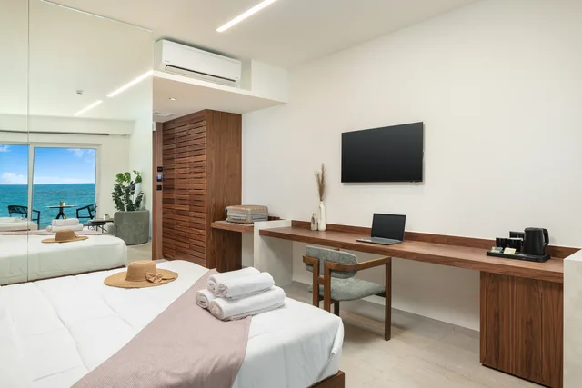 Junior Suite, Sea Front, Balcony، Elia Sea Suites 3/5